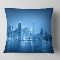 Designart Panorama albastră a orașului New York - pernă de aruncare a peisajului urban-18x18